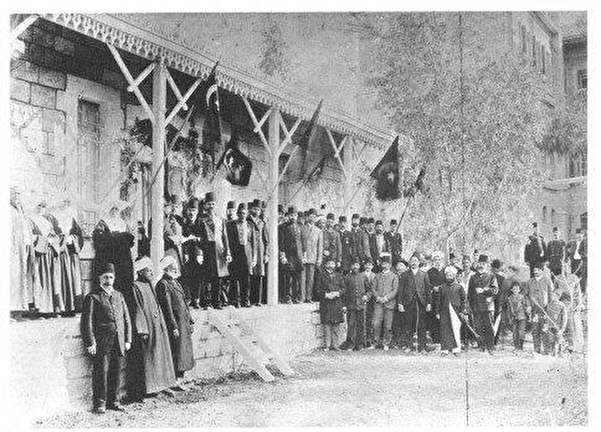 Deir Yasin köyü yakınlarındaki, Kudüs'ün batısında kalan kenar mahallerden Şeyh Bedir bölgesinde bir hastanenin açılışı. Fotoğrafta, Filistinli Araplar da dahil olmak üzere bir grup üst düzey Osmanlı yetkili görülüyor.