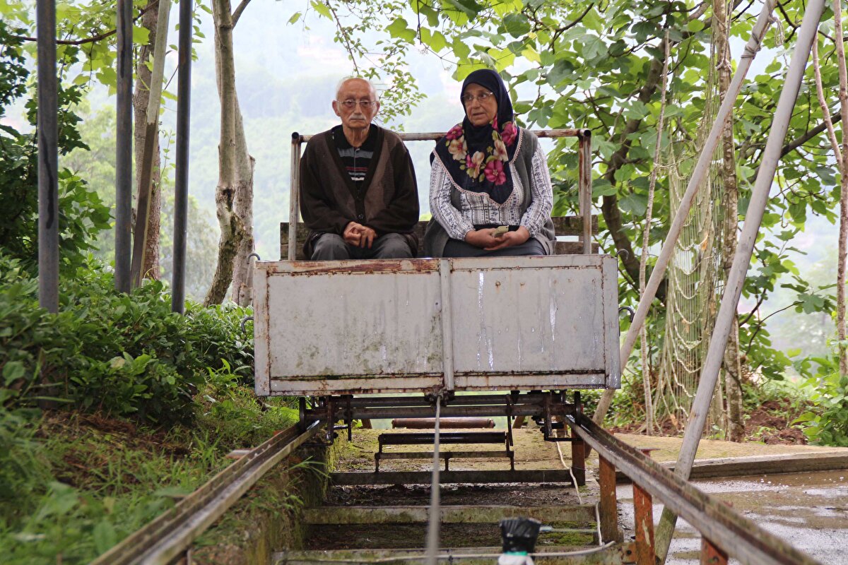 Bölgede ‘varangel’ olarak bilinen teleferiklerin elektrikli motoru ile sistemi çalıştıran Yıldız, 5 dakika süren yolculukla evine kolayca inip çıkmaya başladı.
