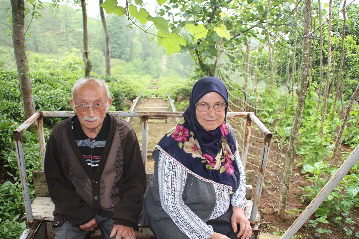 Çay bahçesinin ortasına demirden 120 metre uzunluğunda raylı sistem döşeyen Yıldız, tekerlekli vagonu da raylara yerleştirdi.
