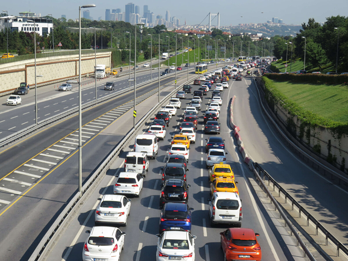 Trafik polisleri köprü girişi Altunizade mevkiinde yoğunluğu azaltmak için çalışma yaptı.
