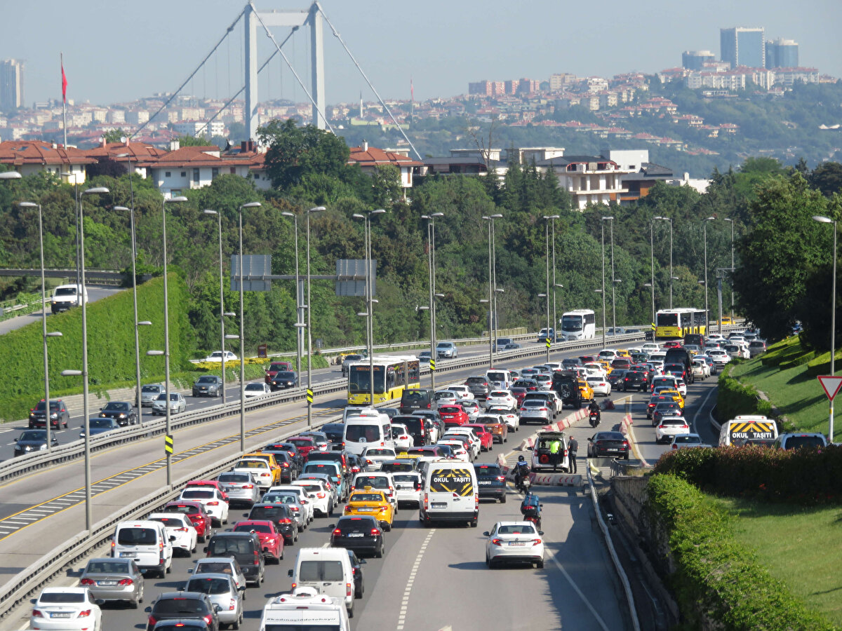 Bazı noktalarda trafik durma noktasına geldi.
