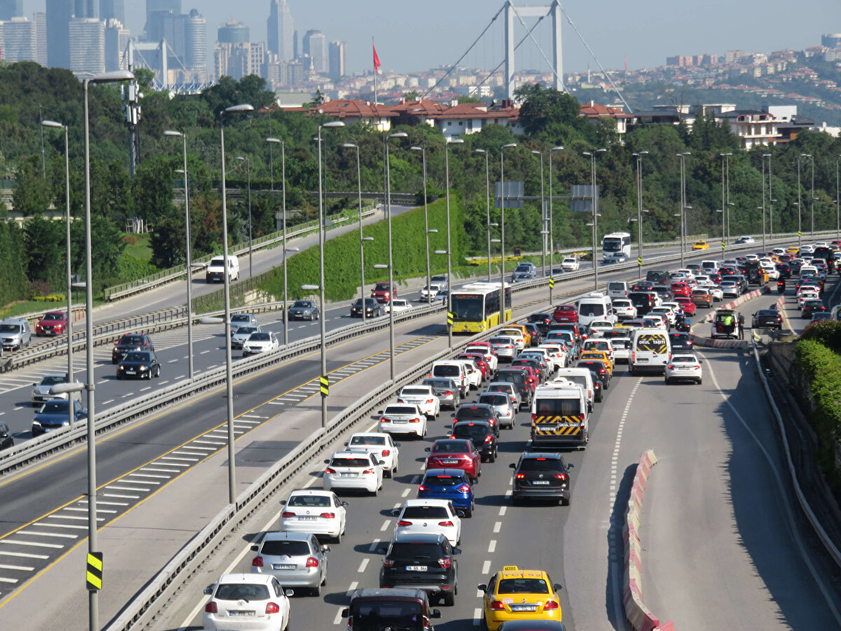 Kısıtlamanın kaldırıldığı ilk cumartesi gününde İstanbul'da trafik yoğunluğu yaşandı.
