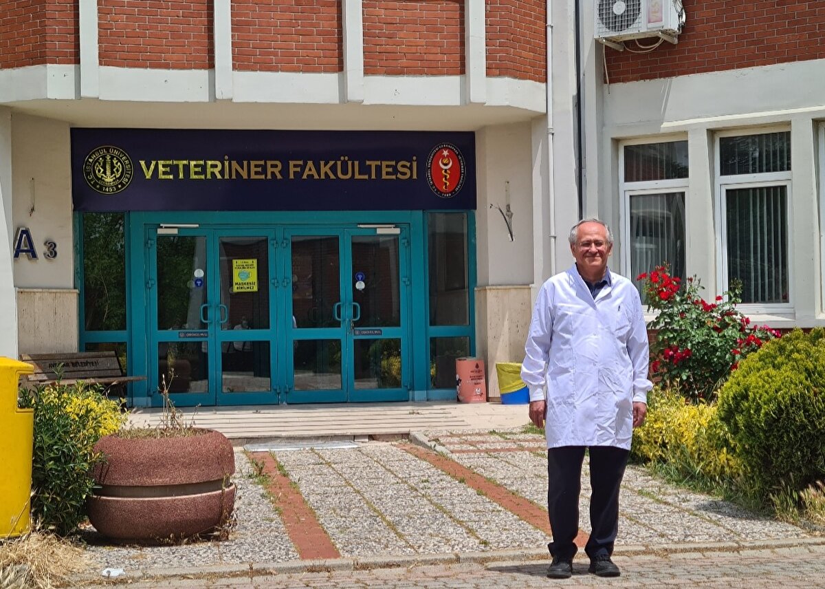 Prof. Dr. Hüseyin Yılmaz "Kuşları sineklerin emmesiyle sineklere bulaşıyor. Sineklerde çoğalıyor o şekilde bir bulaşması var. Biz de dedik kuşlar anlamlı bir rezervuar. Geçen sene kuş ölümleri bildirildi. Özellikle karga ölümleri. Karga ölümleri üzerine gittik. Biz kargalardan örnekler topladık. 8 kargada Batı Nil Virüs'ünü saptadık şu anda" dedi.