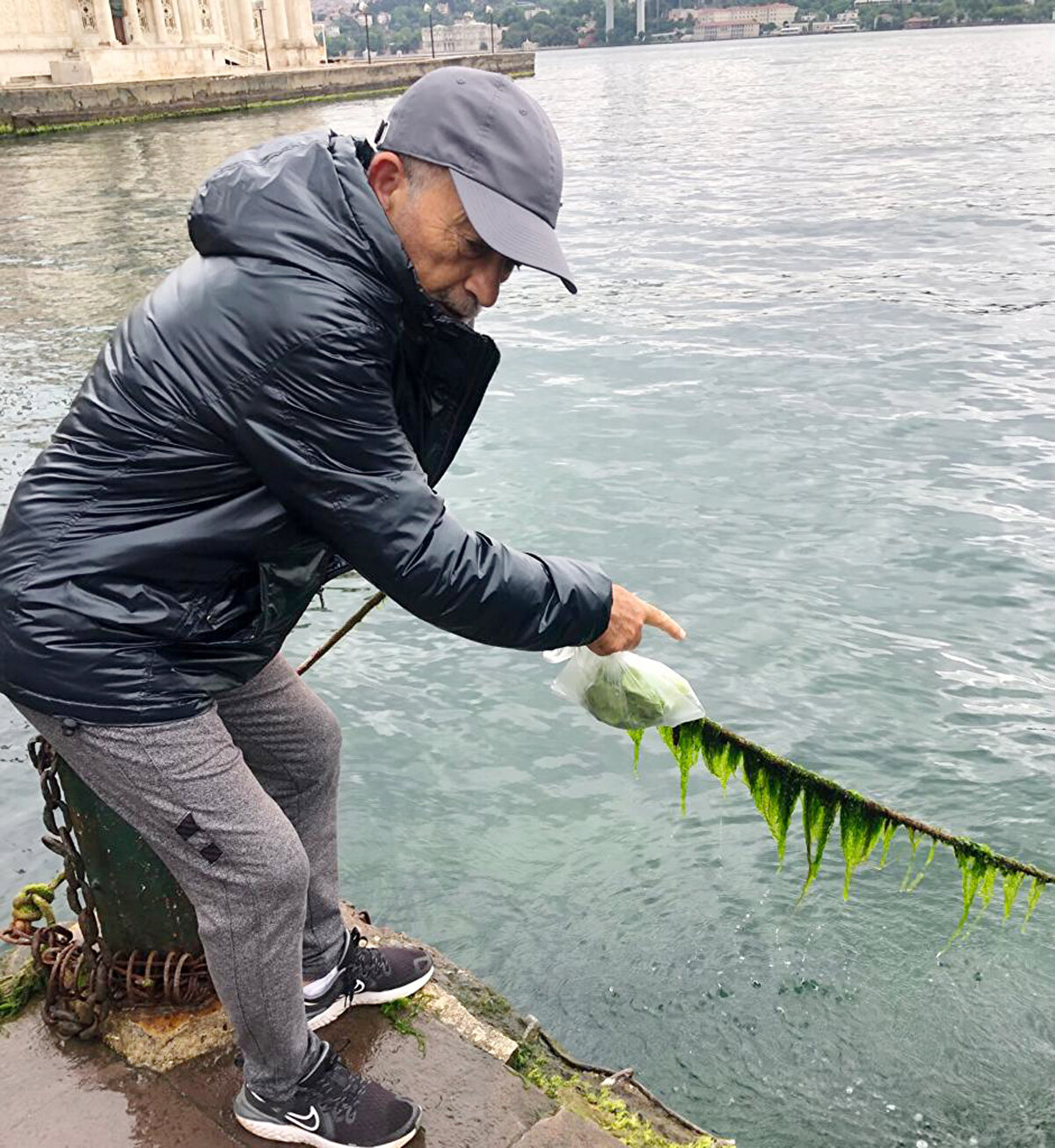 Avrupa ve Türkiye'de temizlik için teknolojik yöntemler olduğundan bahseden Dr. Kesici, bu yöntemleri şöyle sıraladı: “Çözüm için denizin dip, kıyıları ve yüzeyinin temizliği gerekiyor. Temizlikten sonra da kirletmemek gerekiyor. Temel nedeni derin deşarjı, dedik. Bu sistemden tamamen vazgeçilmelidir. Arıtma sistemleri günümüz teknolojilerine uygun modern sistemler olmalıdır. Birincisi biyolojik arıtma, bir kısım algleri yani kendi türdeşlerini kullanmak suretiyle biyolojik olarak çevreye hiç zarar vermeden bir arıtma sistemi yapılabilir