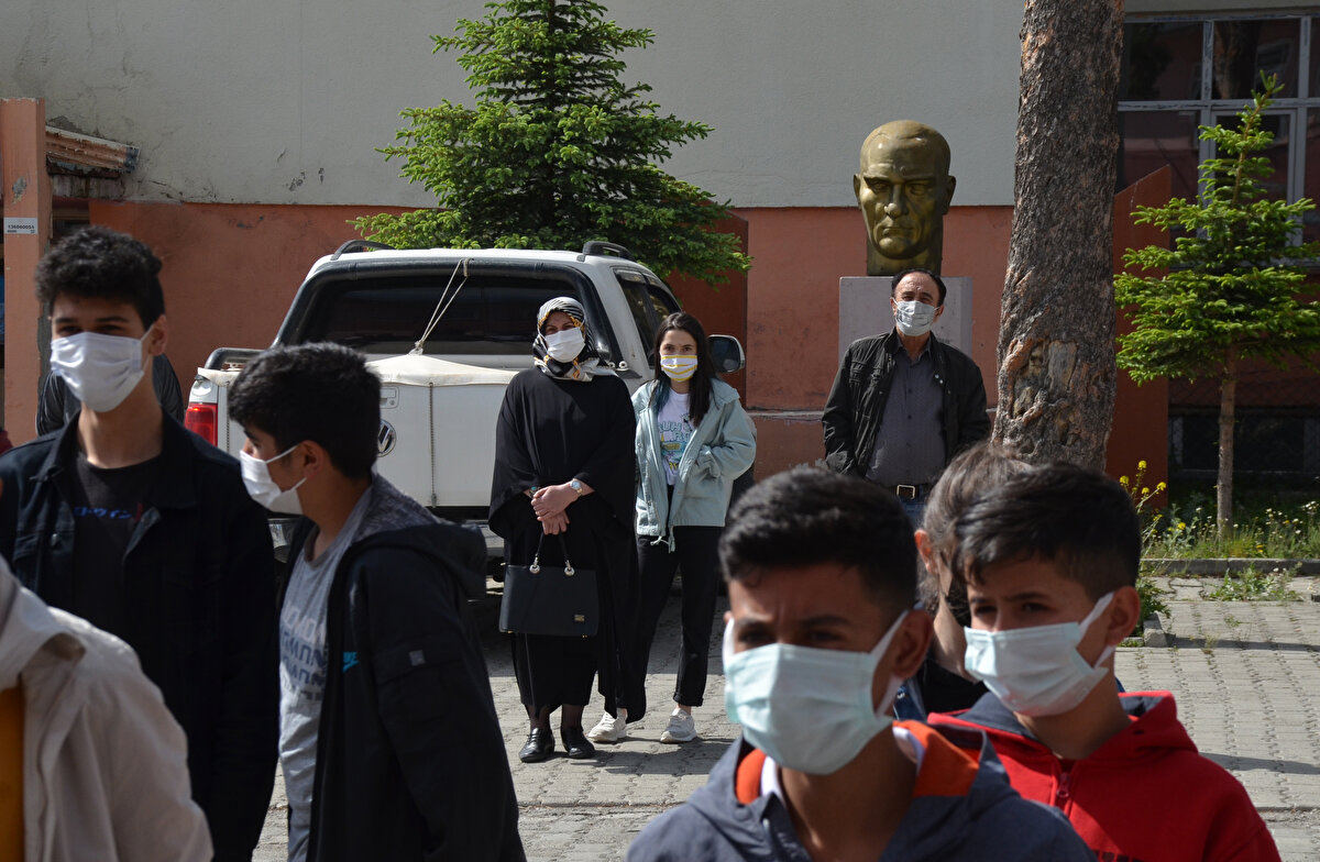 6 Haziran 2021 Pazar günü kırtasiyeler 07.00-15.00 saatleri arasında açık olabilecek. Bu yerlerde çalışanlar da belirtilen zaman dilimi içerisinde sokağa çıkma kısıtlamasından muaf sayılacak. Valiler ve kaymakamlarca, sınavın sessiz ve huzurlu bir ortamda geçmesi için gerekli tüm tedbirler milli eğitim müdürlükleri, kolluk kuvvetleri, yerel yönetimler ve ilgili diğer kurumkuruluşlarla birlikte alınacak. Sınav sonuçları, 30 Haziran 2021'de www.meb.gov.tr internet adresinden ilan edilecek. Öğrencilere sınav sonuç belgeleri posta yoluyla gönderilmeyecek.