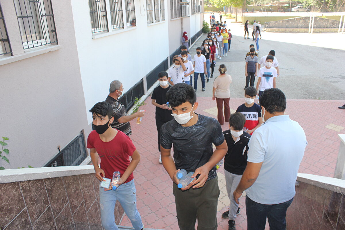 Öğrenciler, geçerli kimlik belgeleri ile sınava katılabilecek. Nüfus cüzdanı ya da T.C. kimlik kartında, 15 yaşından itibaren fotoğraf bulundurulması şartı aranmayacak. Ayrıca nüfus müdürlükleri tarafından verilen fotoğraflı, imzalı-mühürlübarkodlu-karekodlu geçici kimlik belgesiT.C. kimlik kartı talep belgesi ile de öğrenciler sınava alınabilecek.