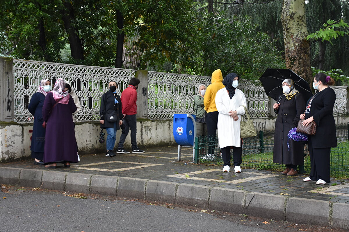 Koronavirüs tedbirleri kapsamında veliler okul bahçesine alınmayacak. Sınav gününden bir gün önce tüm sınav binaları temizlenecek ve sınav görevlileri temas gerektiren işlemlerde cerrahi eldiven kullanacak. Sınava girerken öğrenciler arasında sosyal mesafenin korunması sağlanacak ve kapı önlerinde yığılma olması engellenecek.