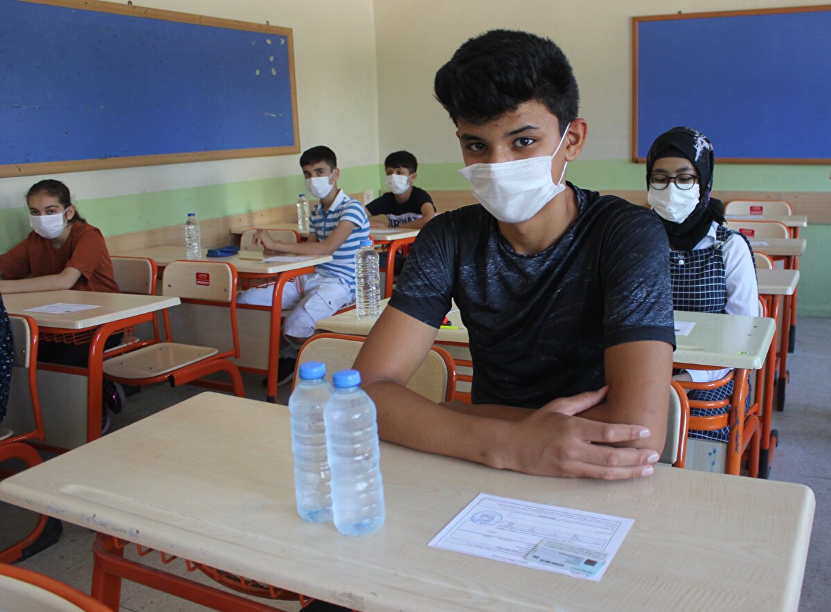 Öğrencilerin, sınava gelirken yanında en az iki adet koyu siyah kurşun kalem, kalemtıraş ve iz yapmayan silgi bulundurması gerekiyor. İsteyen öğrenciler, yanında etiketi çıkarılmış şeffaf pet şişede bir su da bulundurabilecek. Ancak cep telefonu, akıllı saat gibi dijital araç gereçlerle sınava girilemeyecek.