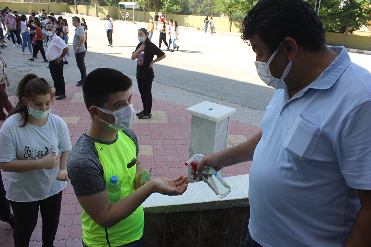 Okul bahçesi ve koridorlarında maske takmak mecburi olacak. Ancak sınav salonunda sıralar arasında yeterli sosyal mesafe bulunacağından isteyen öğrenciler, sınav esnasında maskesini çıkarabilecek. Sınav binalarında yedek maske ve el antiseptiği bulunacak.