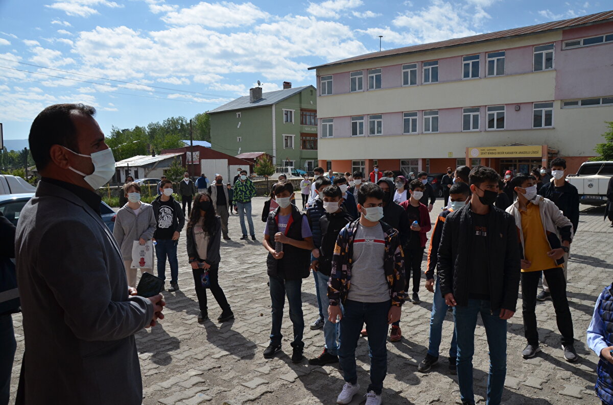 İçişleri Bakanlığının genelgesine göre, sınava girecek öğrencilerin acil iş ve işlemlerinin görülebilmesi amacıyla nüfus müdürlükleri 5 Haziran 2021 Cumartesi günü 10.00-16.00 saatleri arasında, 6 Haziran 2021 Pazar günü ise 07.00-10.00 saatleri arasında açık bulundurulacak. Sınava girecek öğrenciler ile yakınlarırefakatçileri ve sınav görevlilerinin sınav yerlerine ulaşımlarında herhangi bir aksama yaşanmaması için şehir içi toplu taşıma sefer sayılarının artırılması dahil her türlü tedbir belediyelerce alınacak. Tam gün sokağa çıkma kısıtlaması uygulanacak olan 6 Haziran 2021 Pazar günü, sınava girecek öğrenciler ile beraberlerindeki refakatçi veveya yakınları, 07.00-15.00 saatleri arasında sokağa çıkma kısıtlamasından muaf tutulacak.