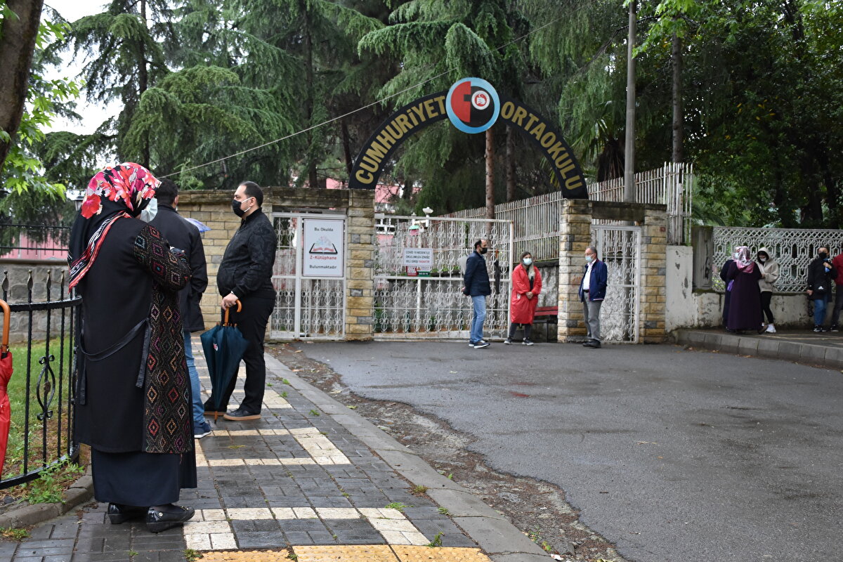 Sözel ve sayısal bölümlerdeki her bir alt test için doğru ve yanlış cevap sayıları belirlenecek. Her bir öğrencinin, her bir alt testine ait ham puanı, ilgili teste ait doğru cevap sayısından yanlış cevap sayısının üçte biri çıkarılarak hesaplanacak.