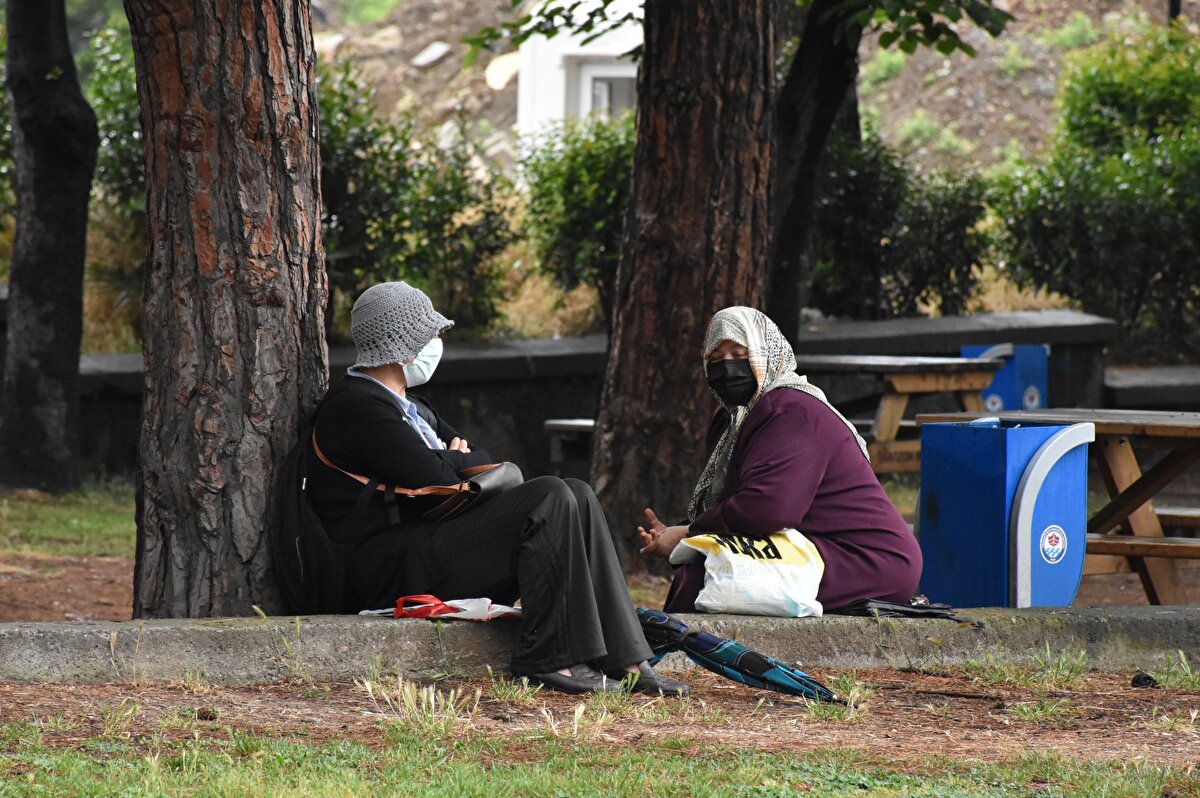 Sınav giriş belgeleri, öğrencilerin sırasının üzerinde olacak. İki oturum arasındaki 45 dakikalık bölümde, öğrencilerin okul içinde veya bahçesinde sosyal mesafe kuralına uymaları için gerekli tedbirler alınacak. Gerek birinci oturum gerekse sınav bitiminde, tüm öğrenciler aynı anda dışarı çıkarılmayacak. Binanın durumuna göre zaman aralıklarıyla gerekirse sınıf sınıf olmak üzere öğrencilerin sınav salonu ve binadan güvenli şekilde çıkması sağlanacak.