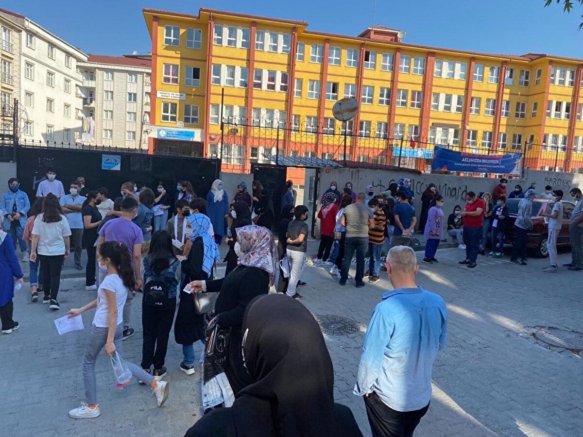 Öğrenciler, okulundaki bina, sıra numarası gibi bilgileri e-Okul sisteminden öğrenebilecek. Öğrencilerin sınav günü en geç saat 09.00'da okulunda hazır bulunması gerekiyor.