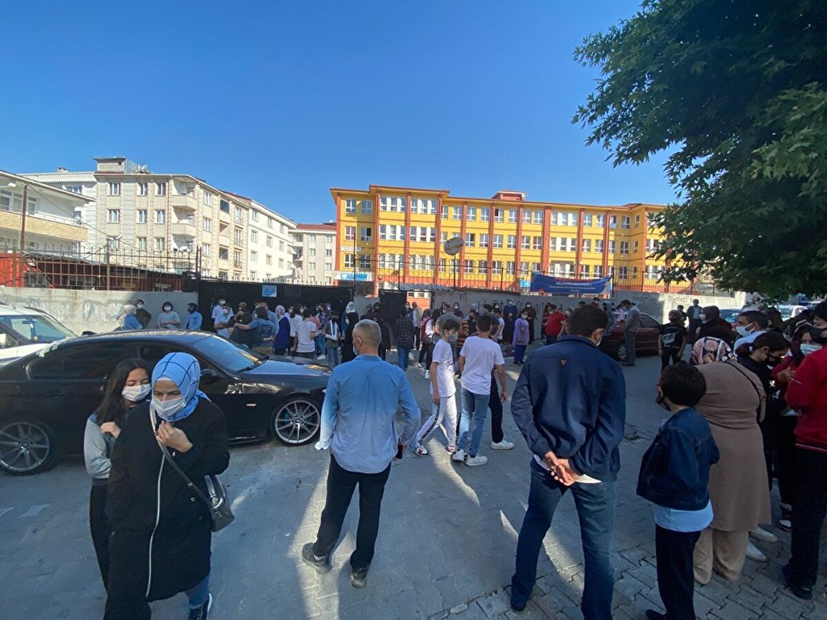 Geçen yıl olduğu gibi 2021 yılında da iki oturum halinde gerçekleştirilecek sınavda öğrencilere hepsi çoktan seçmeli toplam 90 soru sorulacak. Birinci oturum Türkiye saatiyle 09.30'da, ikinci oturum ise 11.30'da başlayacak. Birinci oturumda öğrencilere Türkçe, T.C. inkılap tarihi ve Atatürkçülük, din kültürü ve ahlak bilgisi ile yabancı dil derslerinden toplam 50 soru sorulacak ve 75 dakika yanıtlama süresi verilecek. İkinci oturumda ise öğrencilere matematik ve fen bilimleri derslerinden toplam 40 soru sorulacak ve 80 dakika süreleri olacak.