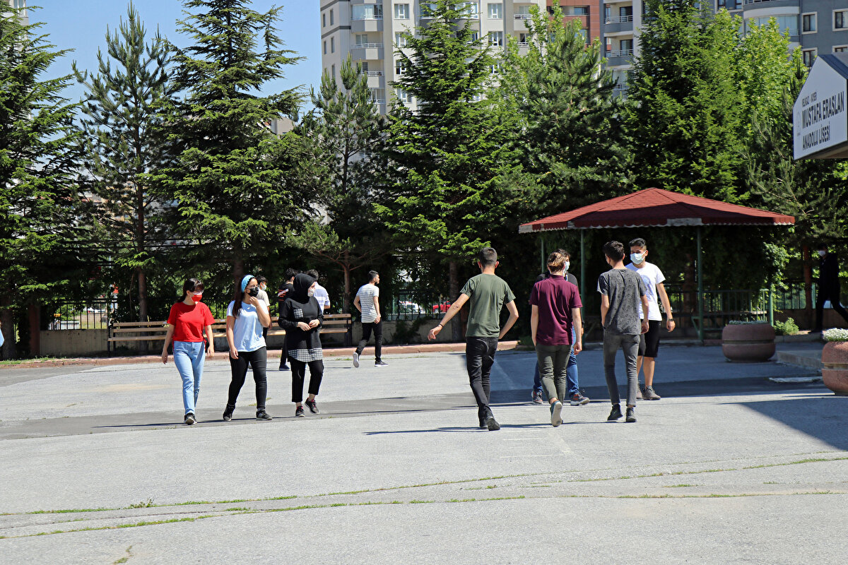 Selçuk, paylaşımında "Tüm öğretmenlerimizin ve eğitim çalışanlarımızın aşı randevuları Sağlık Bakanlığı tarafından tanımlandı.
Mesai arkadaşlarımız an itibarıyla randevularını e-Nabız'dan alabilirler. Eğitim ailemiz adına tüm sağlık camiamıza teşekkürlerimi sunuyorum" ifadelerine yer verdi.