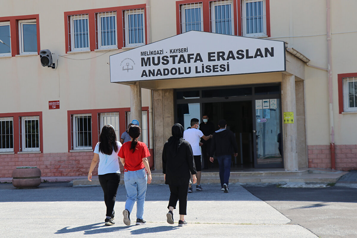 Bir süredir uzaktan eğitim gören öğrenciler, sınıflarda corona virüs kapsamındaki tedbirlerine uyarak dersbaşı yaptı.
