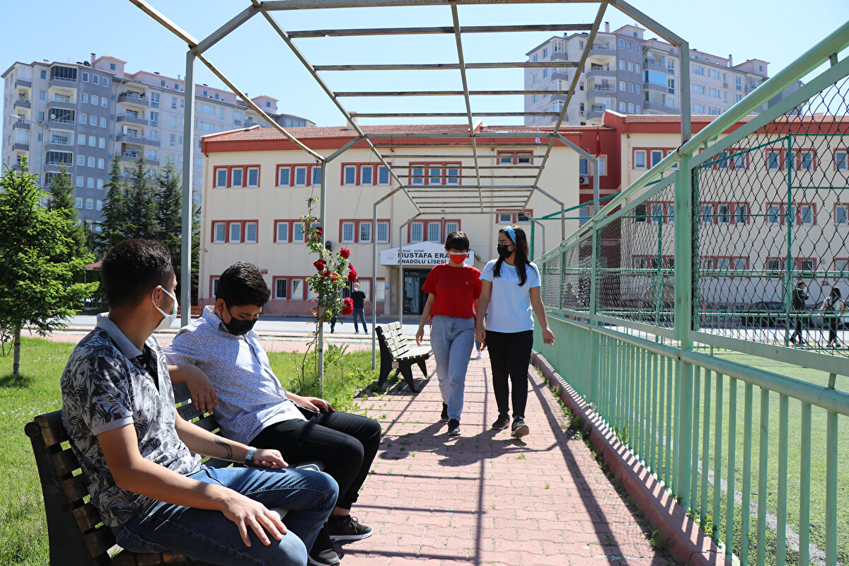 Öte yandan Bakan Selçuk, dün sosyal medya üzerinden yaptığı bir diğer paylaşımla, tüm öğretmenlerin ve eğitim çalışanlarının Covid-19 aşısı randevularının e-Nabız üzerinden verilmeye başlandığını açıkladı.
