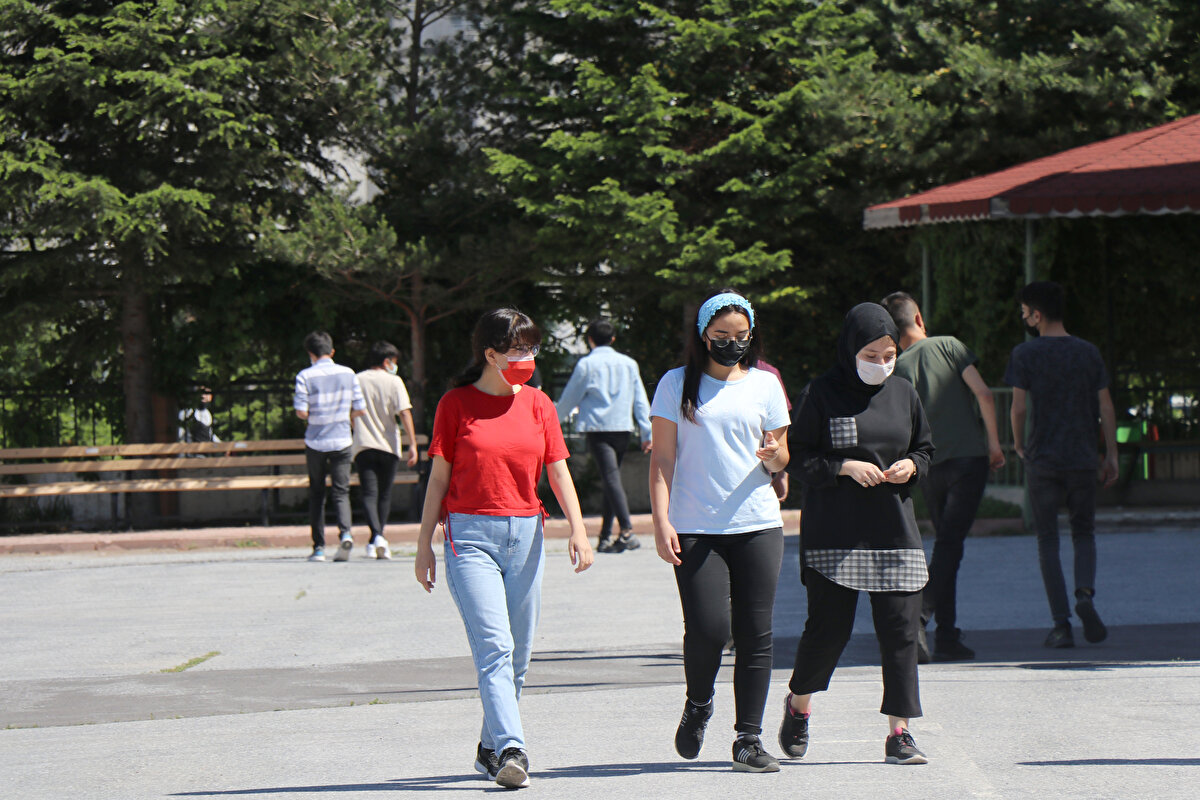 Milli Eğitim Bakanı Ziya Selçuk, normalleşme sürecini sosyal medya hesabından yaptığı, "Ülkemiz genelinde Covid-19 salgın tedbirleri çerçevesinde kademeli normalleşme kapsamında 1 Haziran Salı gününden itibaren tüm ilkokullarda ve okul bünyesindeki ana sınıflarında haftada 2 gün yüz yüze eğitime başlanacaktır. Diğer okul öncesi eğitim kurumları mevcut durumda olduğu gibi tam zamanlı olarak yüz yüze eğitime devam edecektir. 7 Haziran Pazartesi günü ise tüm ortaokul ve liselerimizde haftada 2 gün yüz yüze eğitime geçilecektir" paylaşımıyla duyurmuştu.
