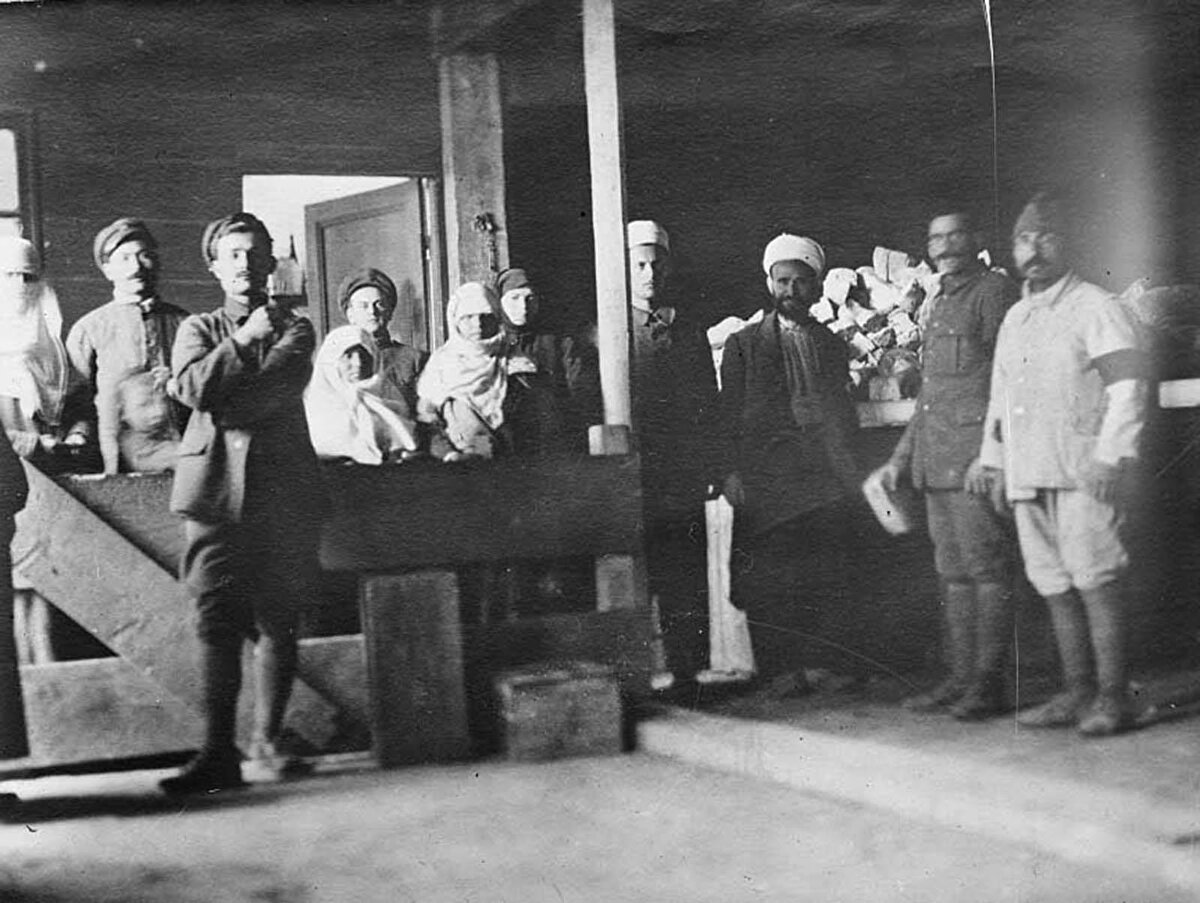 Kavala'daki eski bir Türk tütün deposunu devralan Amerikan Kızıl Haçı, depoda Müslüman, Hristiyan ve Yahudi Balkan halklarına erzak dağıtıyor.