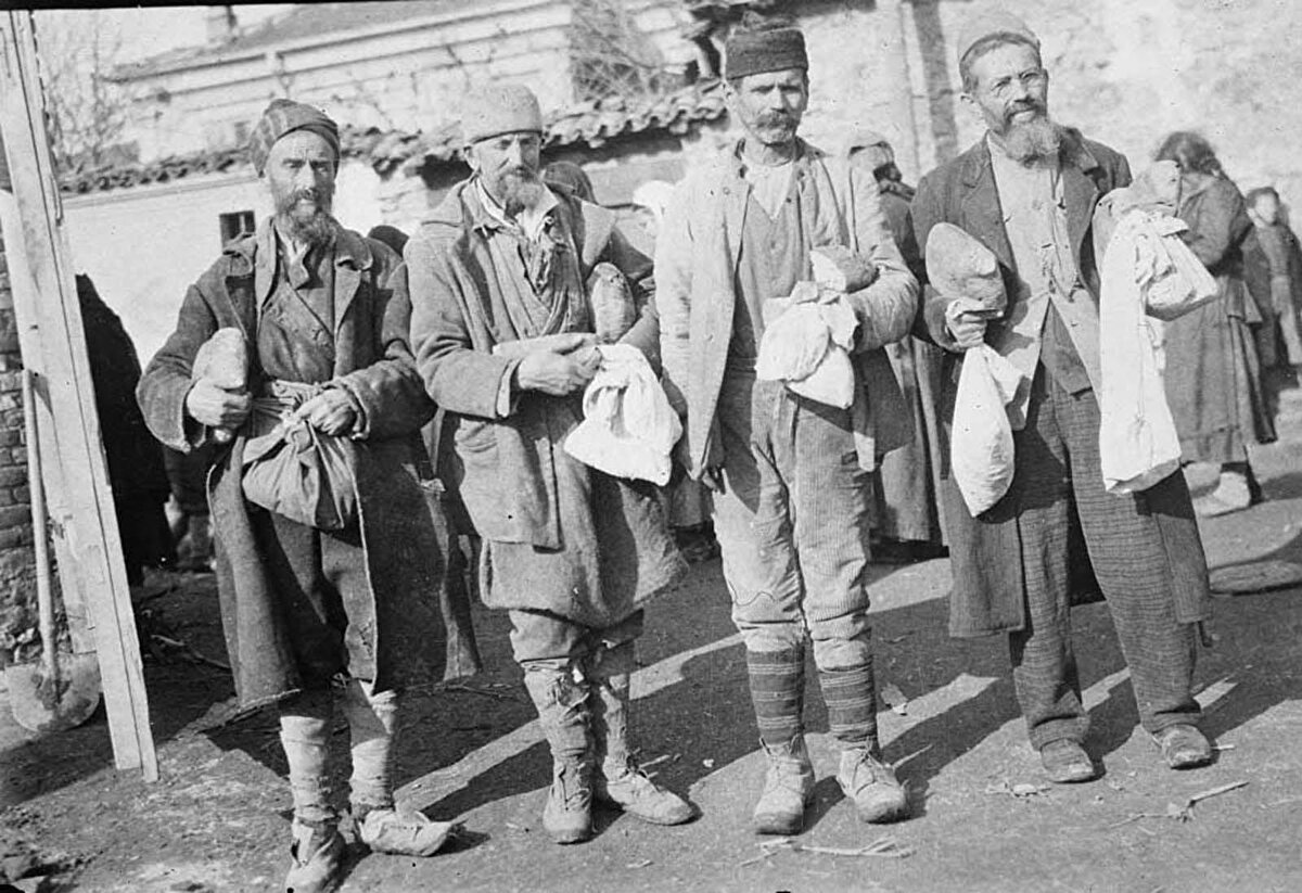 Amerikan Kızıl Haçı'nın dağıttığı erzakları taşıyan Sırp köylüleri.