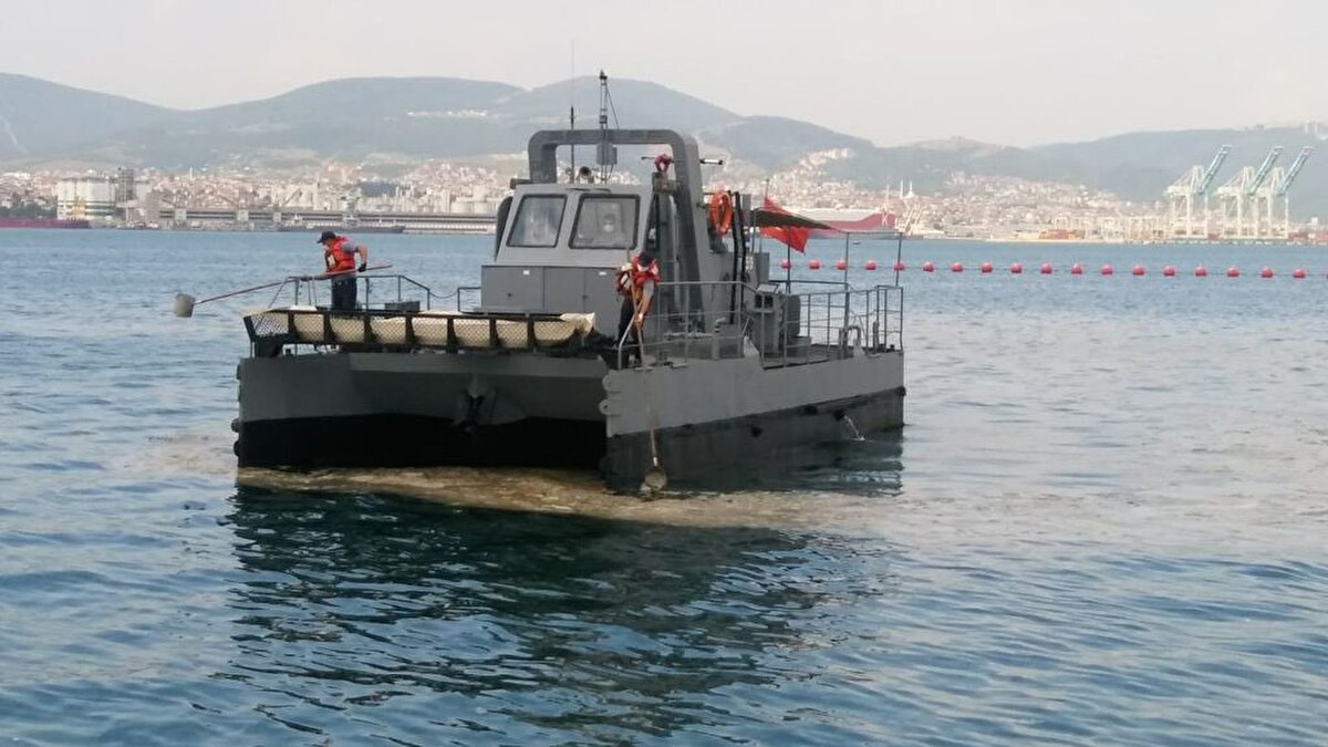 Çevre ve Şehircilik Bakanlığının "Marmara Denizi Eylem Planı" kapsamında alınan kararların hayata geçirilmesi için kamu kurumları, belediyeler, akademik çevreler ile sivil toplum kuruluşlarınca başlatılan çalışma kapsamında, denizden müsilaj toplandı.