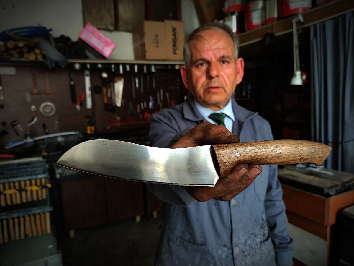 Dünyanın bir çok ülkesinden de rağbet görüyor. Dövme bıçakların da yapımı çok meşakkatli. Bu bıçakları da 100 ila 250 lira arasında değişen fiyatlarla satıyoruz. Kurban öncesi daha keskin olduğu için bu bıçaklar daha çok tercih ediliyor dedi. 