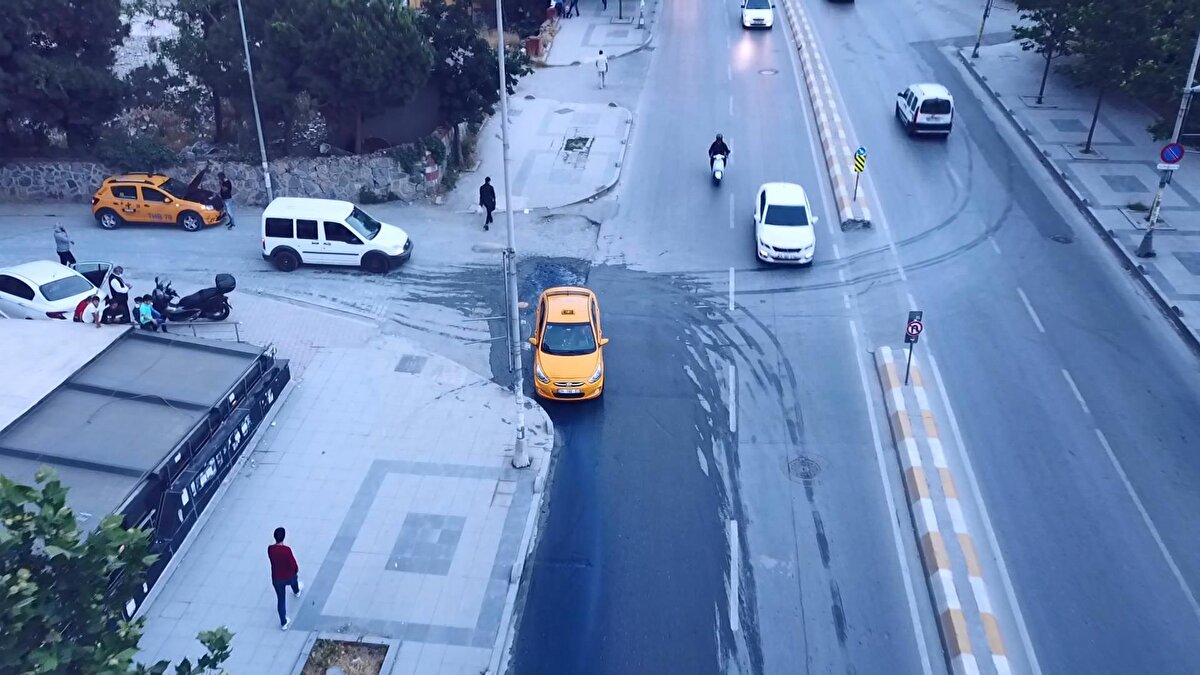 Dakikalarca akan su, caddeyi baştan aşağı maviye boyadı.
