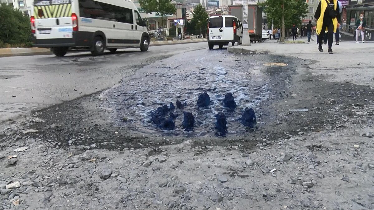 Esenyurt'ta fabrikalardan kanalizasyona bırakılan atıklar yine rögarlardan taştı.