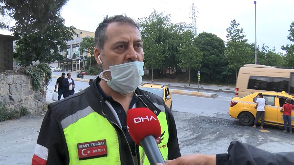 Aynı mahallede oturan Mesut Tulgay ise, Daha önceden oluyordu, sonrasında buraya tadilat yapıldı. Daha biteli 3-4 gün oldu, yapıldığı halde aynı şekilde mavi su akmaya başladı. Bu sefer daha şiddetli bir şekilde yapılan rögardan dışarıya çıkmaya başladı. Görmüş olabilirsiniz, su yoğun bir şekilde tüm yolu kapladı. Hastaneye aşırı derece yakın, insan sirkülasyonunun ve sitenin olduğu bir noktadayız diye konuştu.