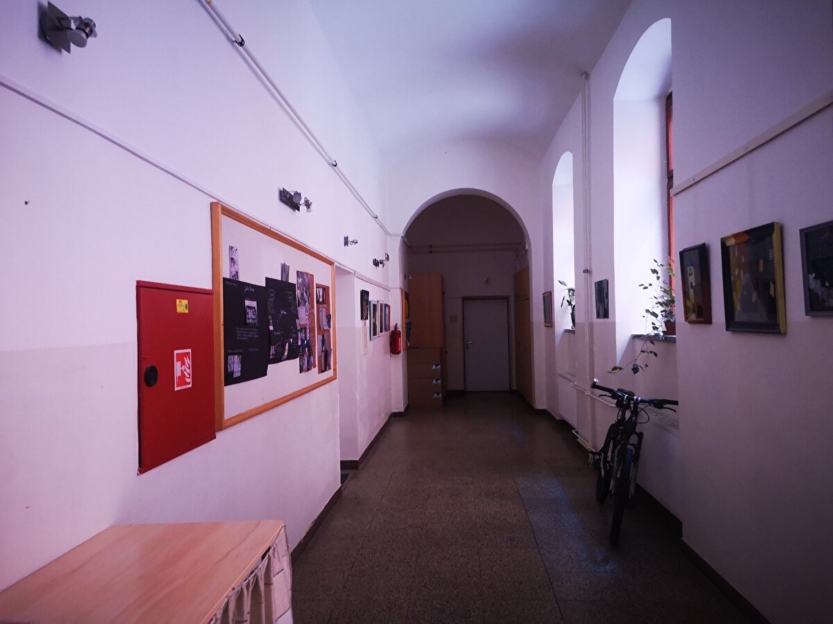 Valasske Mezirici Frantisko Palackeho Lisesinden Tarih Öğretmeni Alzbeta Zetkova ise 1. Dünya Savaşı başladığı anda lisenin hastaneye çevrildiğini belirterek, "Bu lise yalnızca Türk askerlerinin tedavisi için kullanılırken, 800'e yakın Türk askeri tedavi edilerek memleketlerine geri gönderildi. Maalesef şehit olan 205 Türk askeri ise şehrimizin ebedi misafirleridir.
Türk askerlerinin namaz kıldıkları fotoğraftaki yer, şu an okulumuzda sınıf olarak kullanılmaktadır. Topraklarımızı savunmak için kilometrelerce uzaktan gelen ve canlarını veren Türk askerlerini saygı ile anıyorum" diye konuştu.