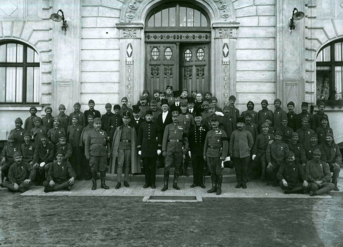 Birinci Dünya Savaşı sırasında 1916-1917 arasında Galiçya cephesinde Ruslara karşı mücadele eden Türk askerlerinin tedavi gördüğü Çekya'nın Valasske Mezirici şehrindeki hastanede çekilen fotoğrafları, şehir müzesinin arşivinden çıktı. 104 yıl sonra ortaya çıkan fotoğraflarda, cephede yaralanan ya da hastalanan Türk askerlerinin getirildiği hastanede dini vecibelerini yerine getirdiği görüldü.
Savaş sırasında hastaneye çevrilen Valasske Mezirici Frantisko Palackeho Lisesi'nde çekilen fotoğraflarda Türk askerinin bir odada namaz kıldığı anlar yer aldı.