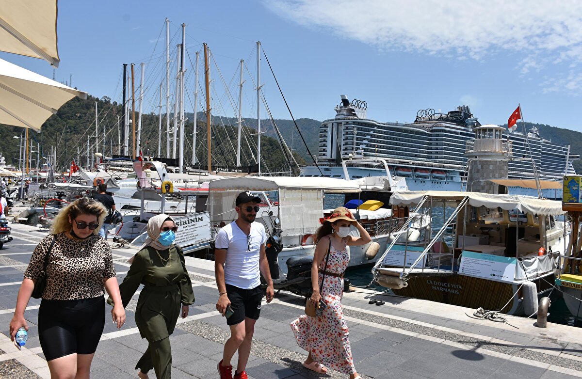 Yat Limanı'nda restoran aşçısı Halil Binay (33), "Bizler gemiyi görünce hazırlık yapmıştık. Fakat geminin boş olduğunu öğrenince umutlarımız yıkıldı. Aslında hiç önemli değil, biz hazırlıklıyız. 2 yıl önce askeri ve yolcu gemileri sıklıkla geliyordu, umutlanıyorduk. Corona virüs salgını nedeniyle gelmez oldular. Virüs bir an önce atlatılır ve tekrar eski günlerimize döneriz" dedi.

