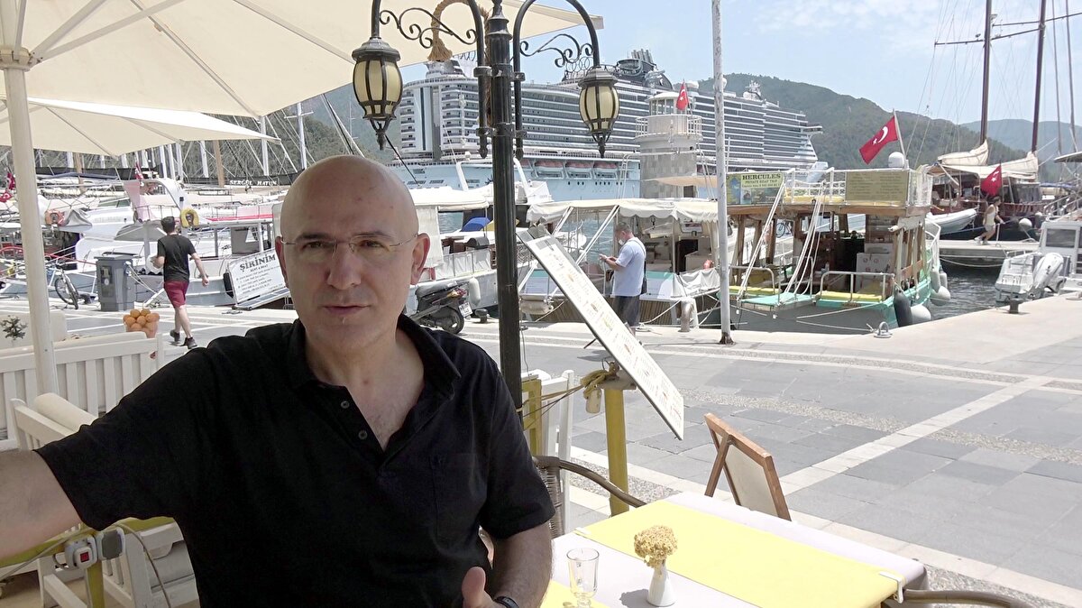 Restoran İşletmecisi Hakan Altancan (45), "Geminin yolcusuz olduğunu ve 5 gün kalacağını söylediler. Aslında hiç gelmeseydi. Gemiler gelir gider ama bizim asıl derdimiz mekanların kapanma saatlerinin esnetilmesi. Şu anda erkene alınan kabine toplantısı sonucunu bekliyoruz. Turizmden ekmek kazanıyoruz bir an önce genelgelerle bizleri rahatlatacak kalıcı çözümler açıklanmalıdır" diye konuştu.
