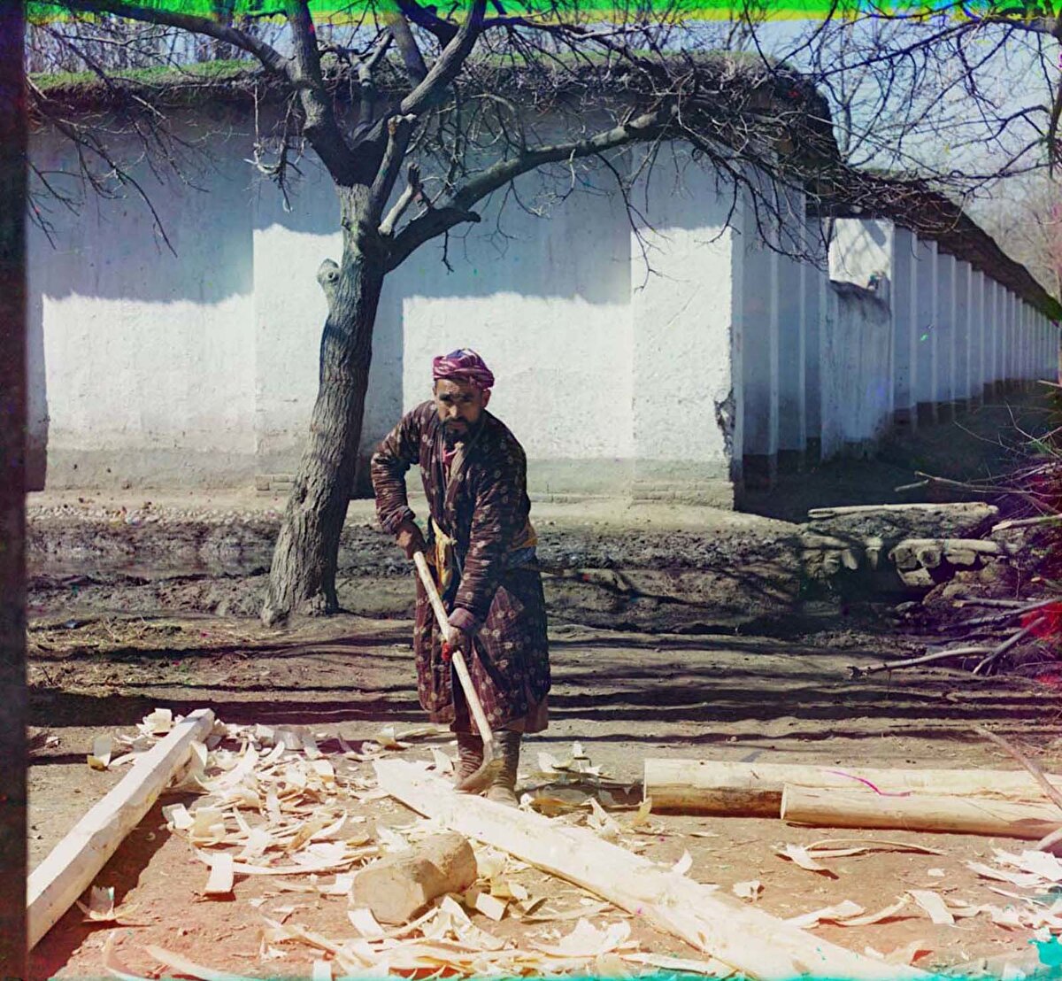 Semerkant'tın arka sokaklarında bir marangoz bir ağacı kereste haline getiriyor.