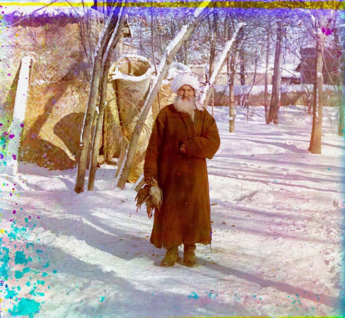 Semerkant'ta yaşlı bir Tacik. Elinde avladığı kuşları tutuyor. 