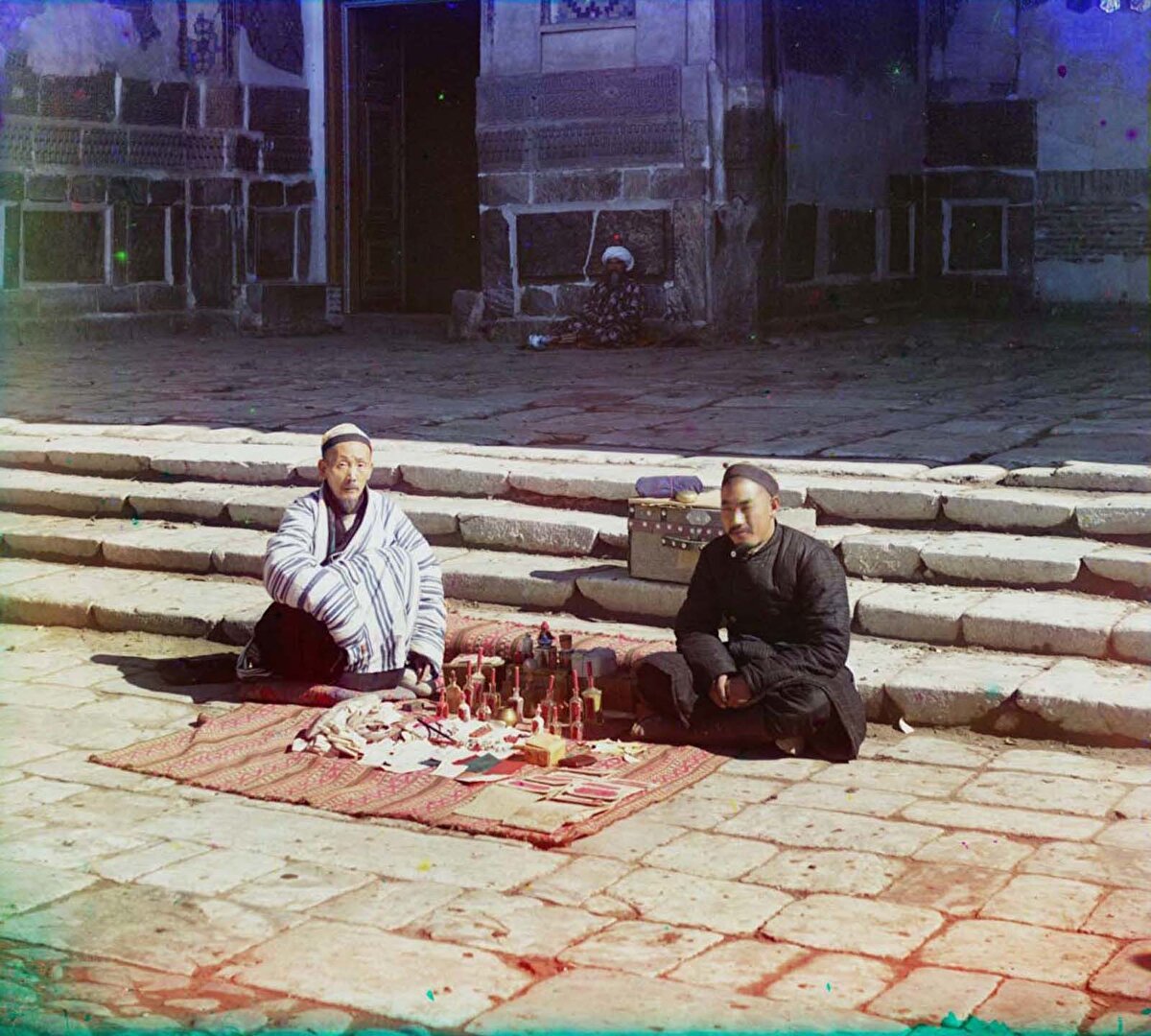 Semerkant sokaklarında şifalı ürünler satan iki Özbek.