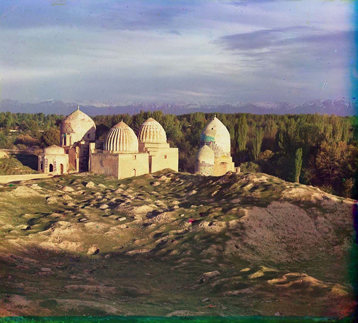 Güneş, Semerkant şehrinde Kusem b. Abbas’ın türbesi etrafını saran Şah-ı Zinde'yi aydınlatıyor. Şehrin kuzeyinde Efrâsiyâb tepesi diye bilinen yükseltinin güney yamaçları mahallî çevrede kutsal bir mevki olarak kabul edilmiş, bu alanın önemi bölgede İslâmiyet’in yayıldığı tarihlerden başlayıp yüzyıllarca sürmüştür.