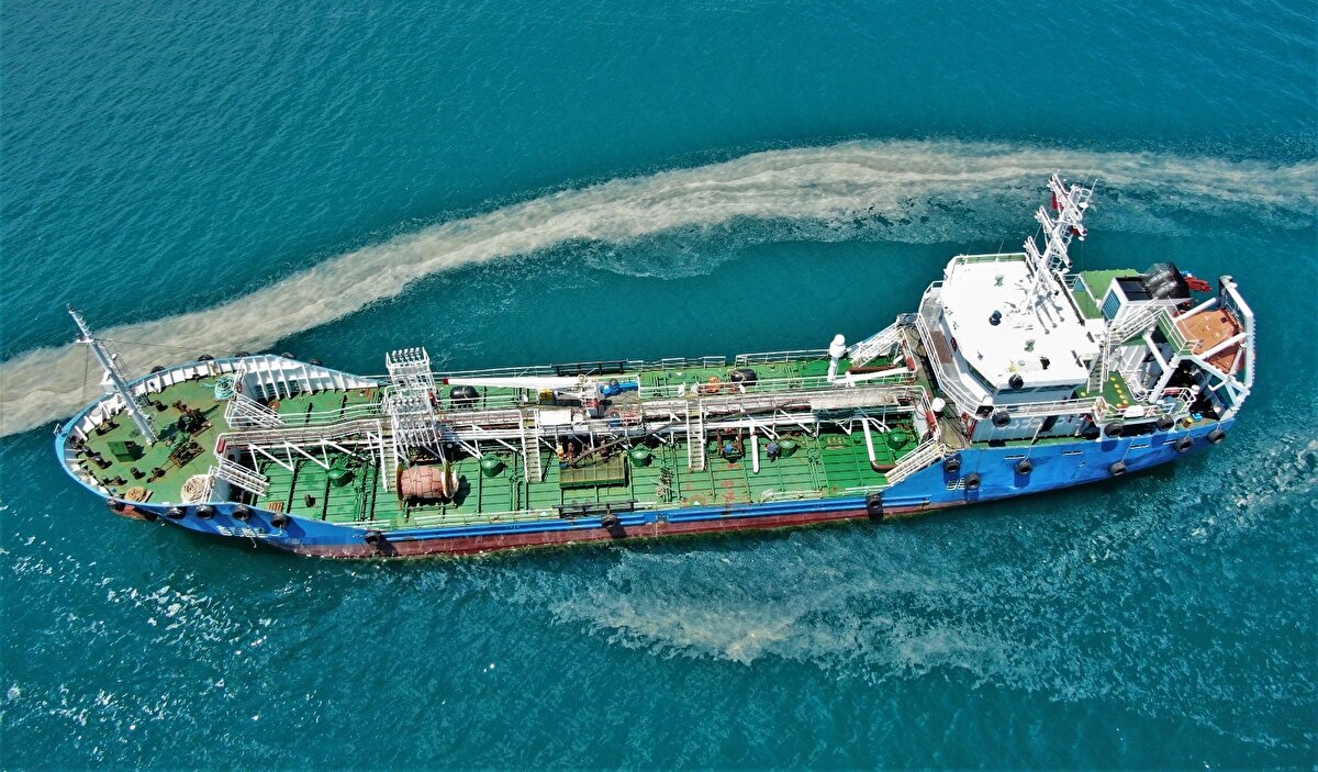 Florya açıklarından adalara doğru uzanan kilometrelerce musilaj hattı kameraya yansıdı.