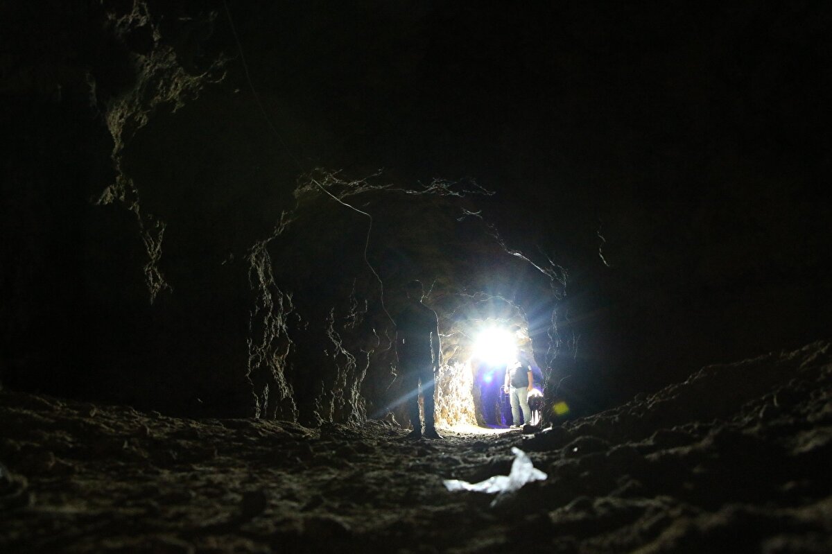 Çevresindekilerin önerileri üzerine merakını gidermek adına mağaraya gelen Sameddin Celayir de, Buzluk Mağarası'nda gittiğini ancak soğuk havadan dolayı Soğuk Mağara'da o kadar içeride kalamadığını ve Elazığ bölgesinden böyle bir mağaranın olmasının mümkün olmadığını kaydetti.