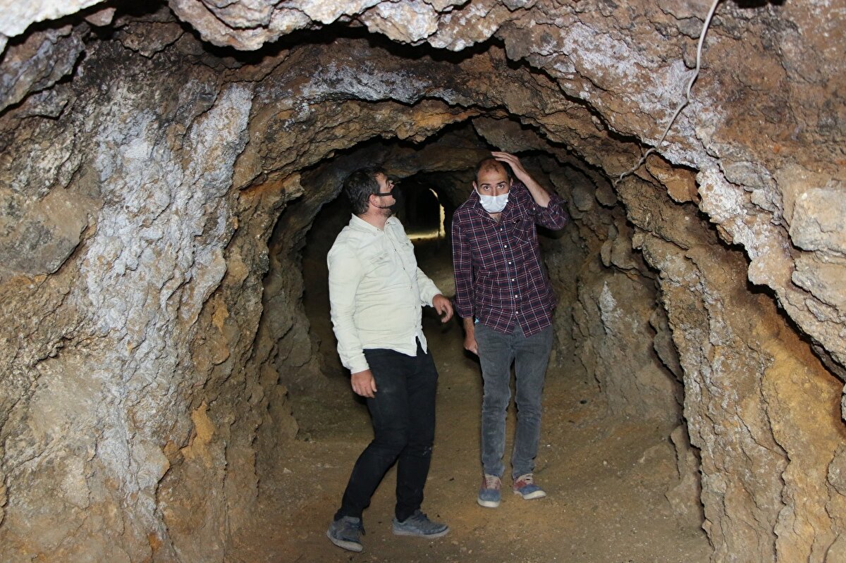 Keban ilçesinde 1950'li yıllarda maden ocağı işletmeciliği amacıyla kazılan ve maden çıkmayınca bir müddet sonra kendi haline bırakılan tünel, yazın soğuk kışın da sıcak havasıyla "doğal klima" özelliği taşıyor. Fırat Nehri kıyısında bulunan 420 metre uzunluğu, ortalama 2 metre yüksekliğindeki tünel, bölge halkı tarafından "Soğuk Mağara" olarak biliniyor.