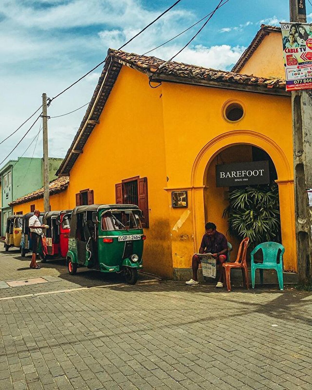 İnternetten 30 dolara aldığınız bir rezarvasyon numarasıyla Colombo Havaalanı'nda Sri Lanka vizenizi alıp ülkeye rahatlıkla giriş yapabiliyorsunuz. Uzun süren uçuş; ülkeye girdiğiniz anda karşı karşıya kaldığınız nem ve sıcak havayla birleşip sizi adeta bir uyurgezere dönüştürüyor.