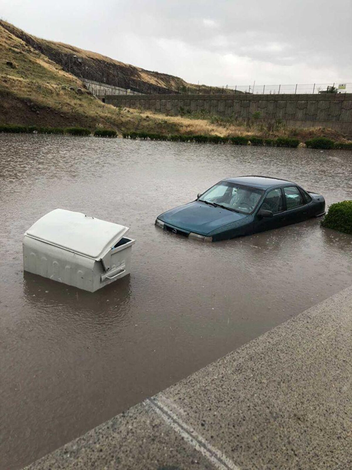 Ankara'nın Sincan ilçesinde etkili olan sağanak nedeniyle cadde ve sokaklar göle döndü, bazı ev ve iş yerlerini su bastı.