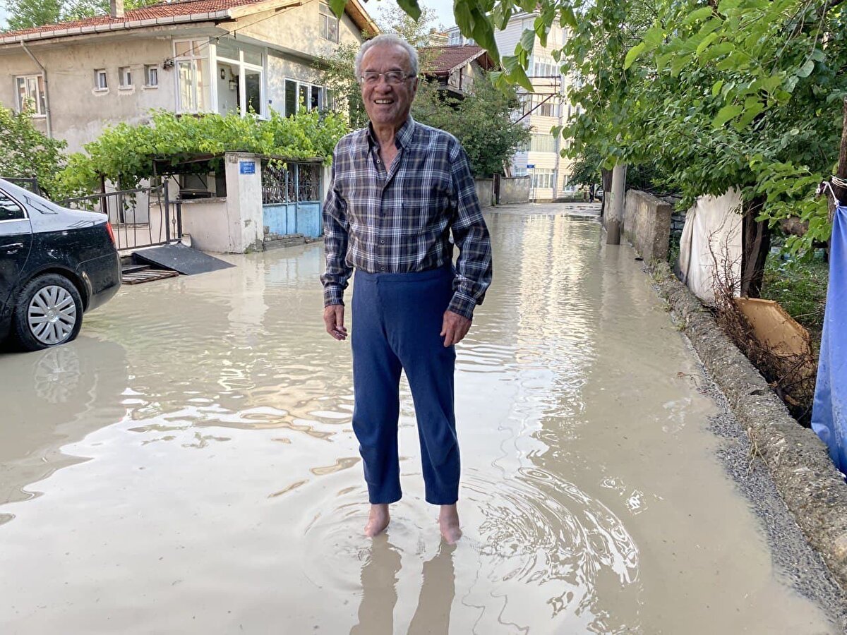 Karabük’te kısa süreli etkili olan yağış sonrası yollar dere yatağına döndü.