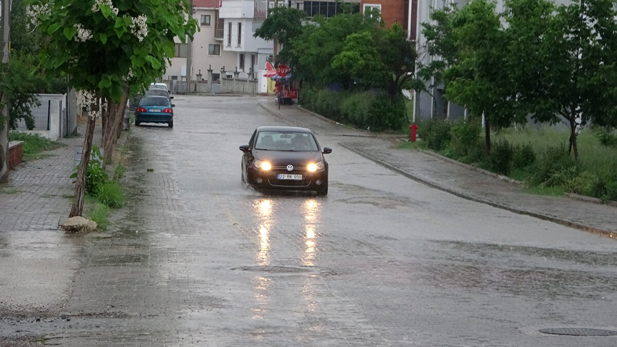 Edirne'nin Keşan ilçesinde akşam saatlerinde başlayan sağanak yağış, yaşamı olumsuz etkiledi.