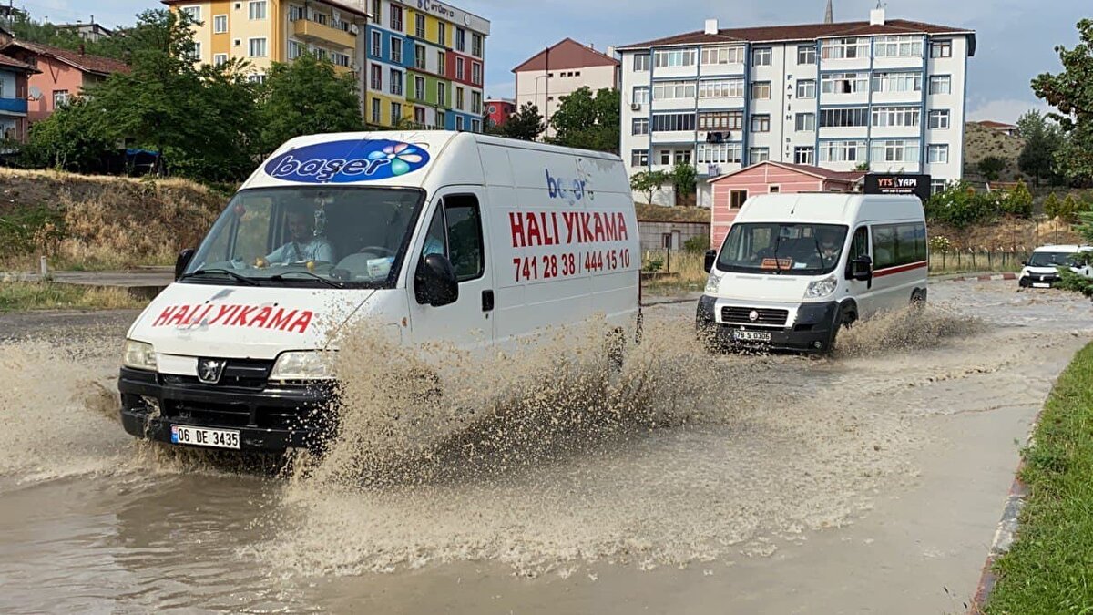 Kenttin bazı bölgelerinde dün akşam saatlerinde aniden bastıran ve 10 dakika boyunca dolu yağışı ile birlikte etkili olan yağmur hayatı olumsuz etkiledi.