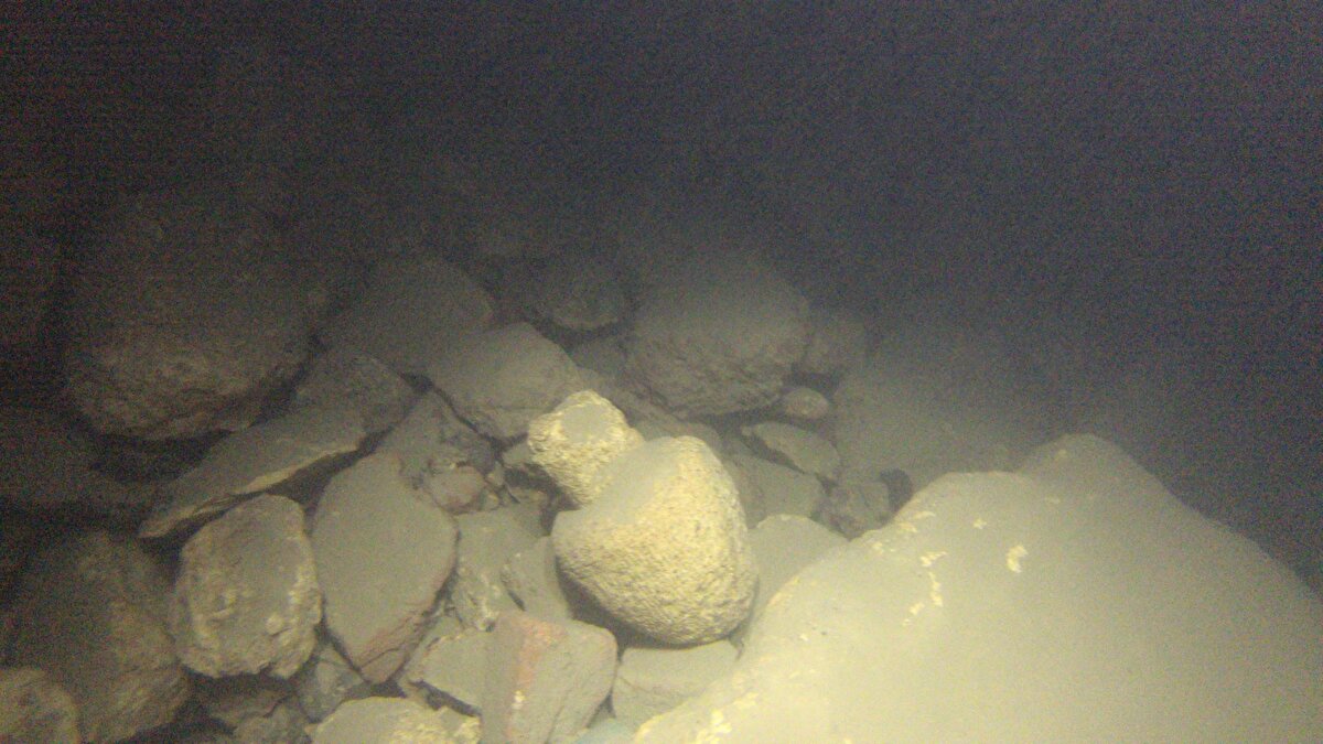 Ulaş, Öncelikle Başbakanlık Osmanlı Arşivi'nde yer altı yapılarının katalog taramasını yaptım. Daha sonra belgeleri dönemin tarihi haritaları üzerinde konumlarını tespit ettim. Tespitleri yaptıktan sonra da bu yerlerin güncel durumunu görmek istedim. Böyle bir çalışmayı gerçekleştirmek için birçok yerden izinler almam gerekti. Öncelikle, İstanbul İl Kültür Turizm Müdürlüğü, Vakıflar Birinci Bölge Müdürlüğü, İstanbul il Müftülüğü ve İstanbul Milli Eğitim Müdürlüğü'nden izinler aldım. Yer altına inmek için aynı zamanda profesyonel mağaracılar ve dalgıçlarla çalıştım. Yer altı eserlerin iç mekanlarında da video ve fotoğraf çekimleri yaptım şeklinde konuştu.