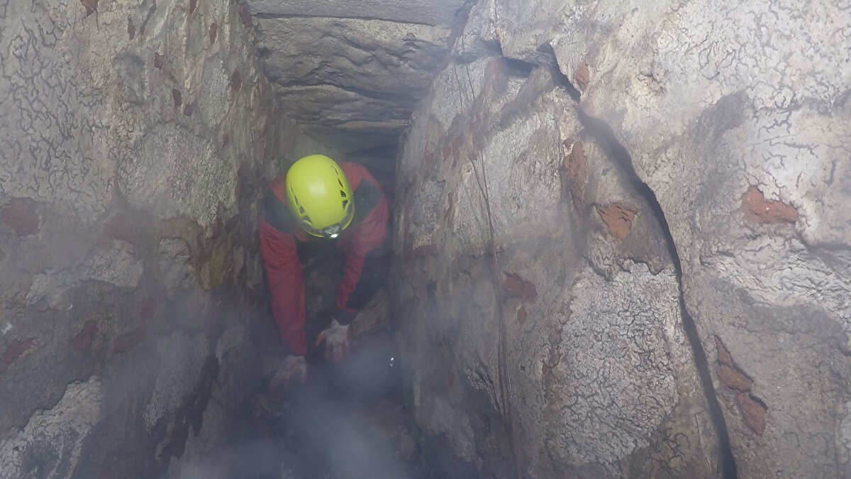 Su yollarının yer altında bazı bölgelerde insan boyunu aştığını söyleyen Arzu Ulaş, İnsanların toplumsal belleğinde şöyle bir efsane var. İstanbul'da yer altına inilen her noktanın Ayasofya'dan çıktığını, ne yazık ki, ben böyle bir şeyle karşılaşmadım. Ama çalışmamın en önemli omurgası olan Osmanlı su yolları haritasını ilk defa da bu çalışmayla tespit ettik. Haritalara göre zamanında Edirnekapı'dan şehre giren su Topkapı Sarayı'na kadar bir isale hattı ile uzanmaktaymış. Ama günümüzde imar faaliyetleri, ya da kentin değişen silueti ile bu su yollarının moloz yığınlarıyla kapatıldığını gözlemledim. Yine su yollarının bazı bölgelerde sürünerek ilerlediğimiz noktalar oldu. Döneminde bu su yolları kaçış yolu olarak kullanılmış olabilir ancak ben geçiş ve kaçış tünellerine rastlamadım şeklinde konuştu.Ulaş sözlerini şu şekilde tamamladı: Osmanlı belgeleri ile tespit ettiğimiz ve beni en çok etkileyen bir diğer su yolu ise Şehzadebaşı Camii su yolu oldu. Şehzadebaşı Camii su yolu giriş noktaları ikiye ayrılmakta. Bu su yolu şu ana kadar girdiğimiz en uzun su yolu oluyor. Şehzadebaşı Camii su yolundan yaklaşık 200 metrelik bir su yolu tespit ettim