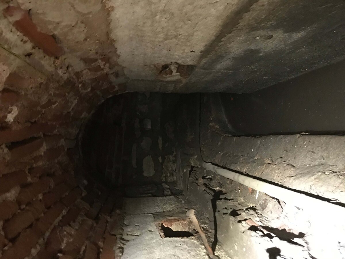 Üç yıl süren çalışmada 285 yer altı yapısı incelendi. Çalışmada, yüzyıllarca İstanbul'un su ihtiyacını karşılayan sarnıçların metruk halde olduğu ortaya çıkarıldı. Çalışmada paslı demir kapaklardan girilerek 23 metre derinliğe inildi ve su kanallarında küp, kemik parçaları ve eşya atıklarına rastlandı. Ulaş, çalışması sırasında Tarihi Yarımada'nın altındaki su kanallarında botlarla dolaştı.