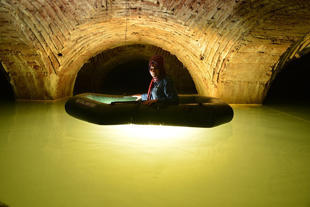 Arzu Ulaş, Yer altında beni en çok etkileyen ve en ilginç bulduğun yapı Fatih Karadeniz Medresesi Sarnıcı oldu. Bu sarnıç ile ilgili araştırmalarım derinleştirdikçe sarnıç hakkında yeni bilgiler edindim. 1939 yılından sonra sarnıcın giriş kısmının bulunmadığı tespit ettim. Bizler yer altındaki sarnıcın suyla dolu olan iç mekanını botlarla gezdik. Aynı zamanda sarnıcın içinin örtü sistemine kadar su dolu olduğunu gözlemledim. Sarnıçta beni en şaşırtan kısmı ise sarnıcın zemininde arkeolojik dolgu tabakası olduğunu fark ettim. Ve sarnıcın içerisinde küp, kemik parçaları ve eşya atıkları olduğunu gözlemledim ifadesini kullandı.