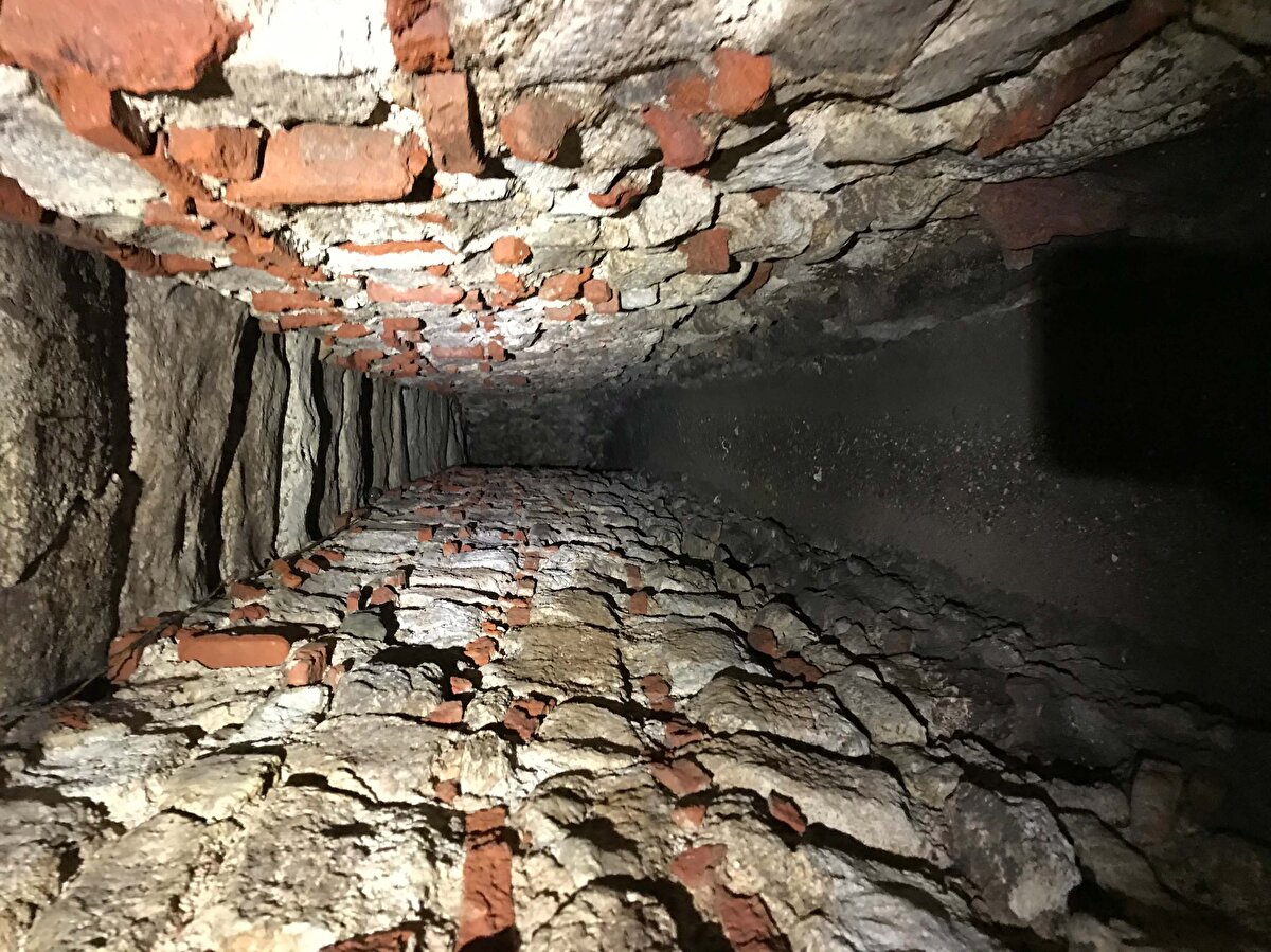 Tarihi Yarımada'nın altında kalan sarnıçlar, çukur bostanlar, su yolları, maksemler, kuyular, ayazmalar, çukur çeşmeler, yangın havuzları ve arkeolojik mimari kalıntılar, Kültürel Mirası Koruma Uzmanı ve Tarihçi Arzu Ulaş tarafından incelenerek görüntülendi.